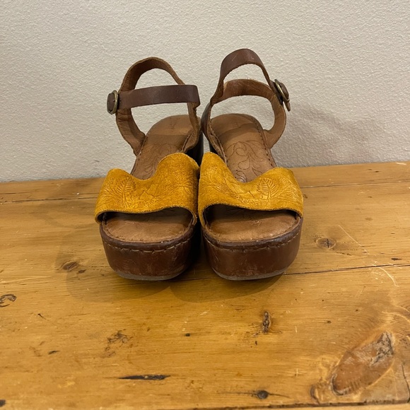 Born Shoes - Born Gold Suede/Brown Leather Moapa Sandal Sz 9
